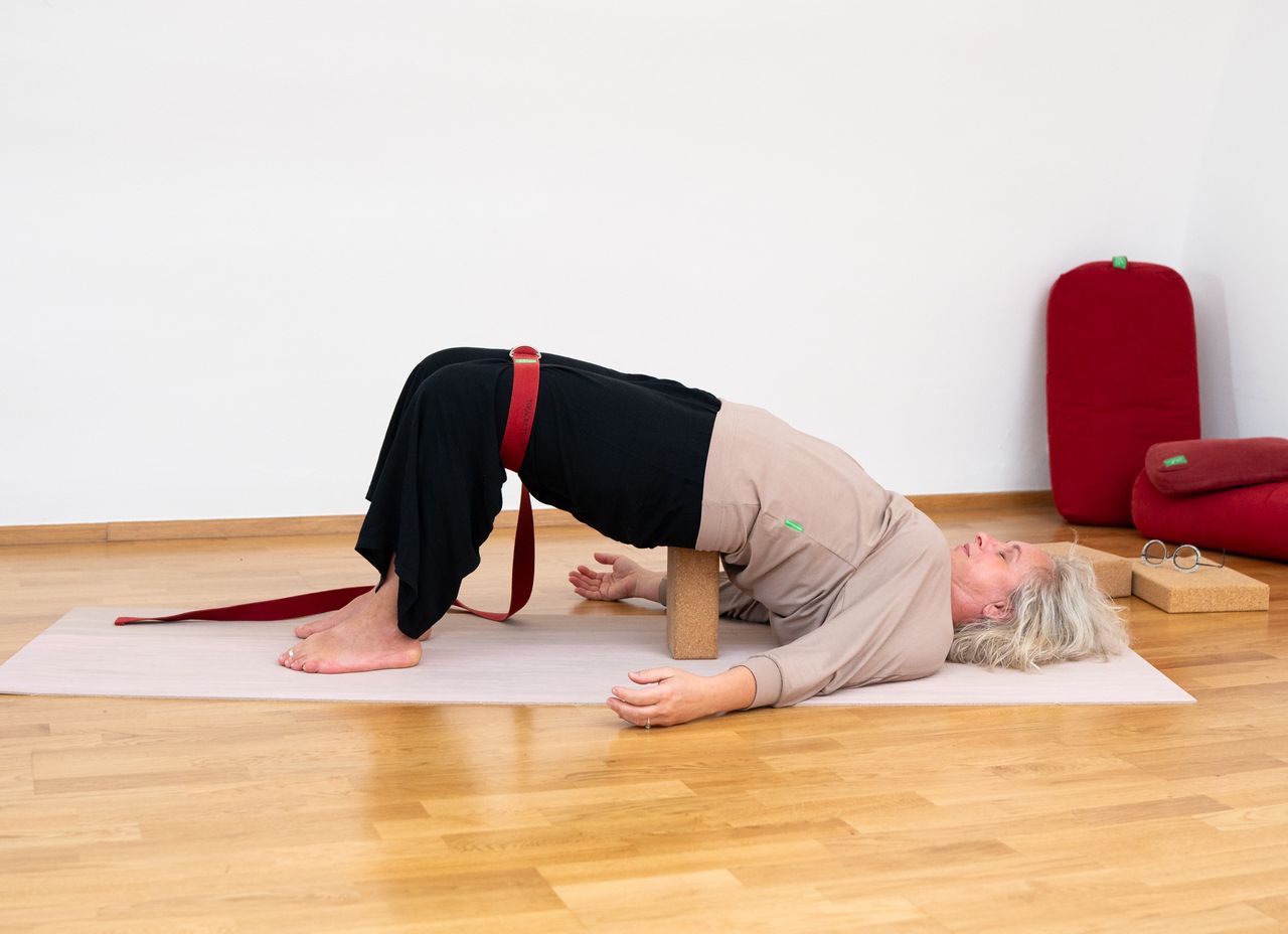 Pozice můstku (Setu Bandha Sarvangásana) - 1