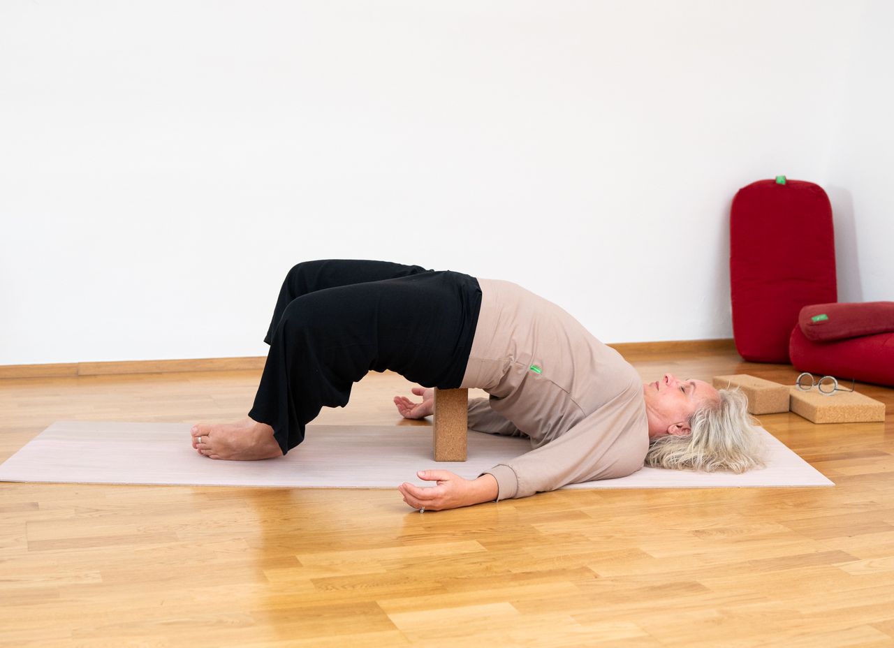 Pozice můstku (Setu Bandha Sarvangásana) - 3